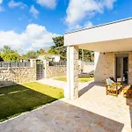 Villa Ag Stone - Idyllic Beachside In