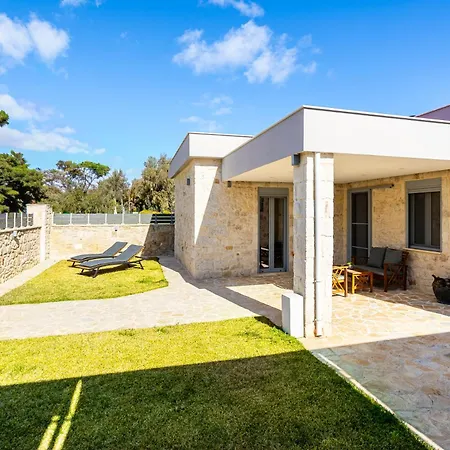 Ag Stone - Idyllic Beachside In Villa Íszthmia