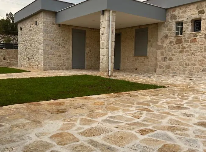 Ag Stone Home - Idyllic Beachside Villa In Isthmia *